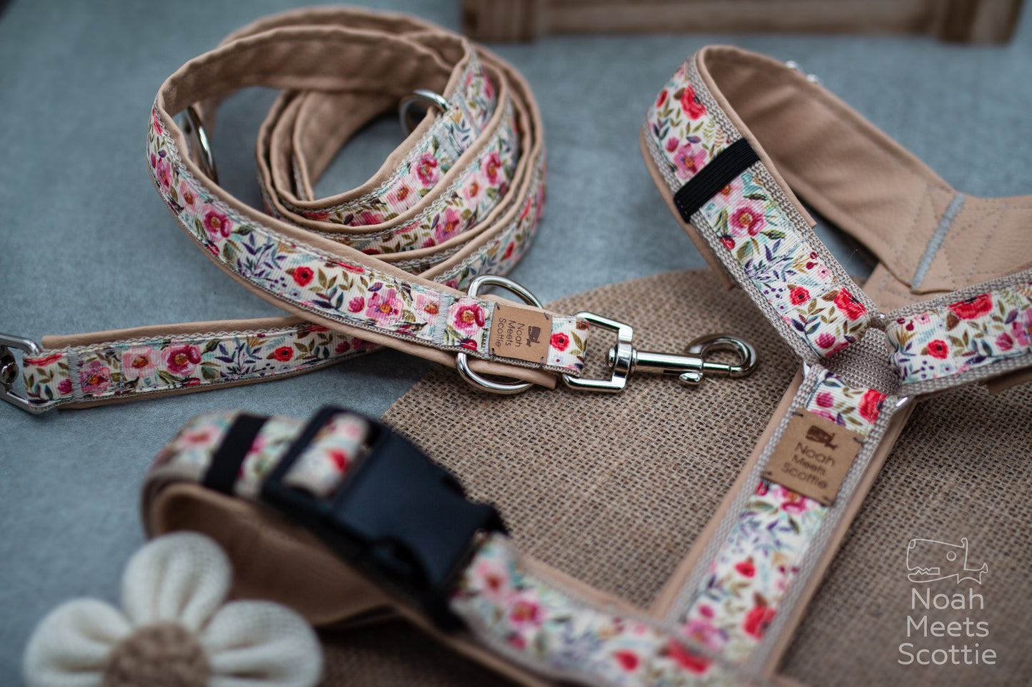 Nahaufnahme der Verarbeitung und des Blumenmusters am Hundegeschirr Mathilda