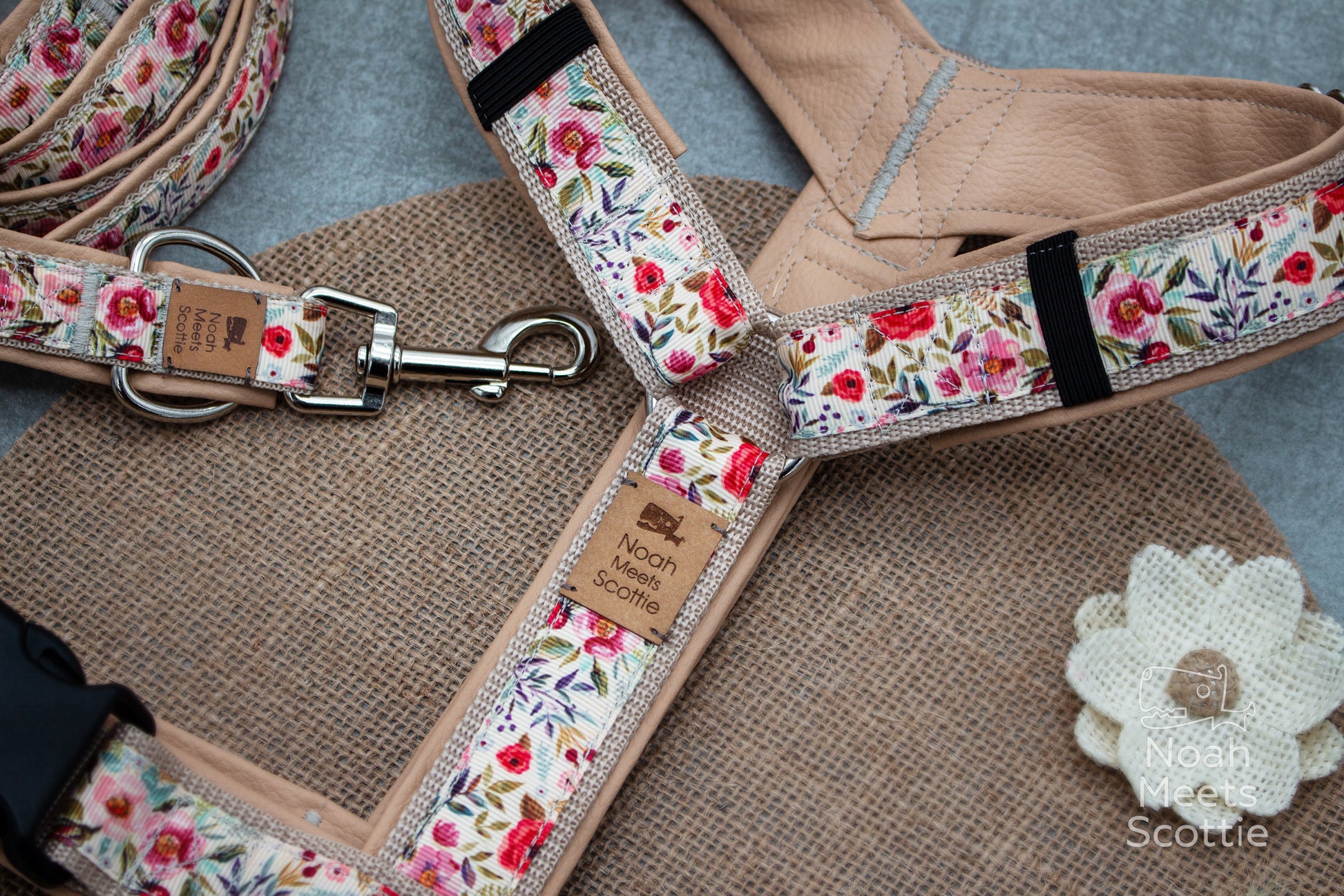 Detailaufnahme des floralen Hundegeschirrs Mathilda mit Blumenprint und Kunstlederfütterung