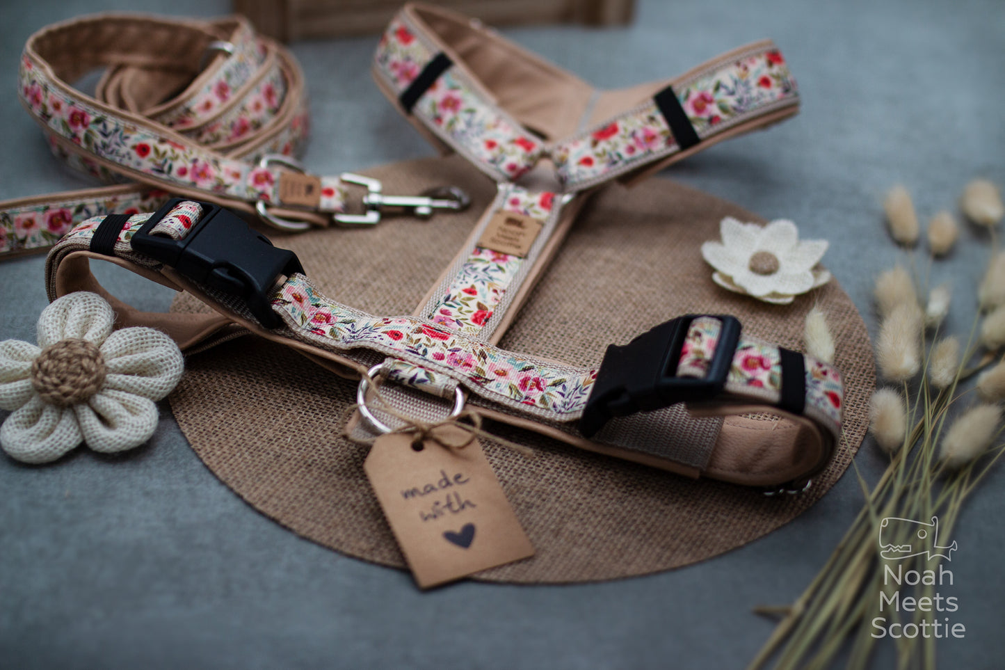 Romantisches Hundegeschirr mit floralen Details und passender Leine als Set kombinierbar