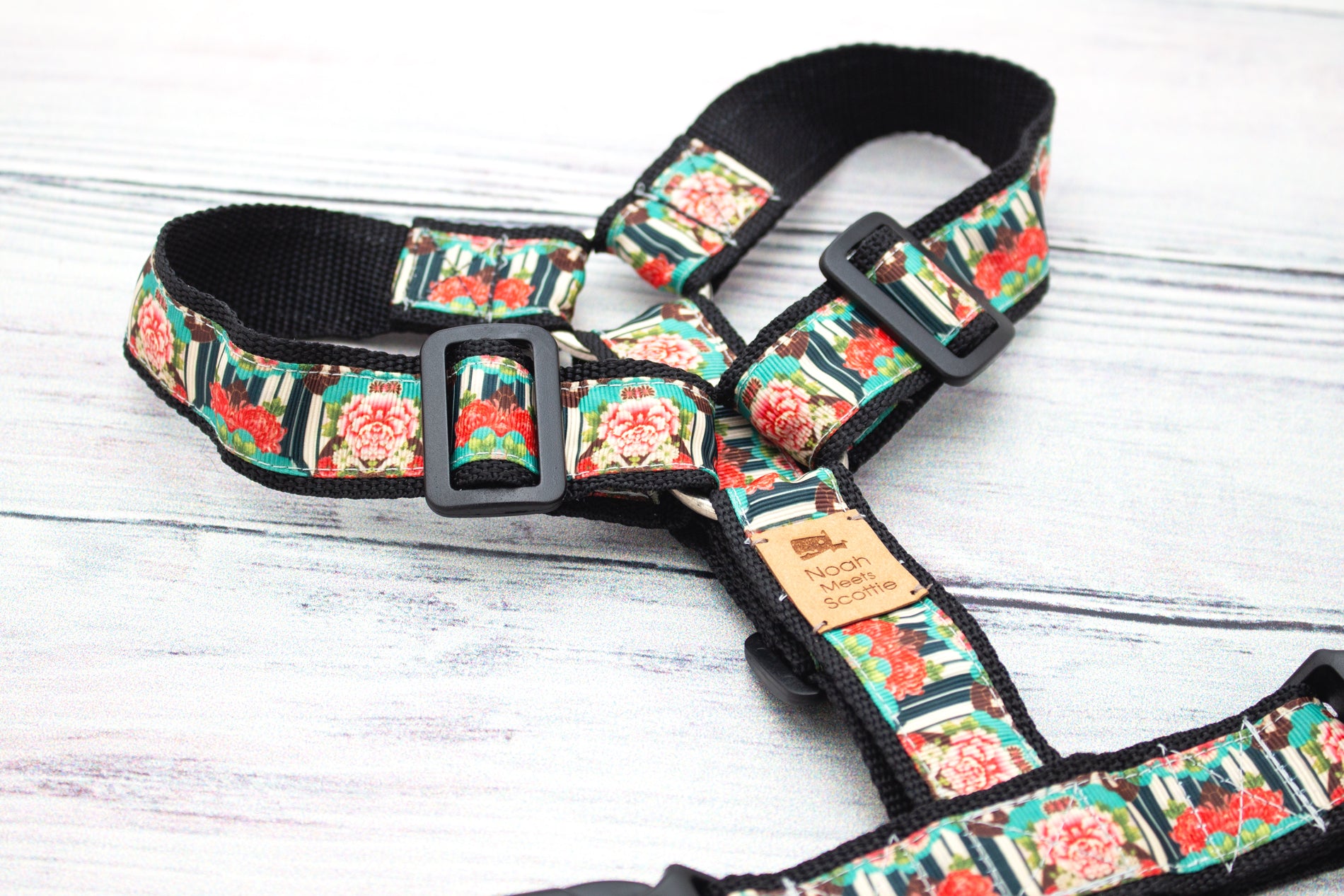 Detailaufnahme Hundegeschirr AMIRA, stabile Schnallen und weiches Innenfutter