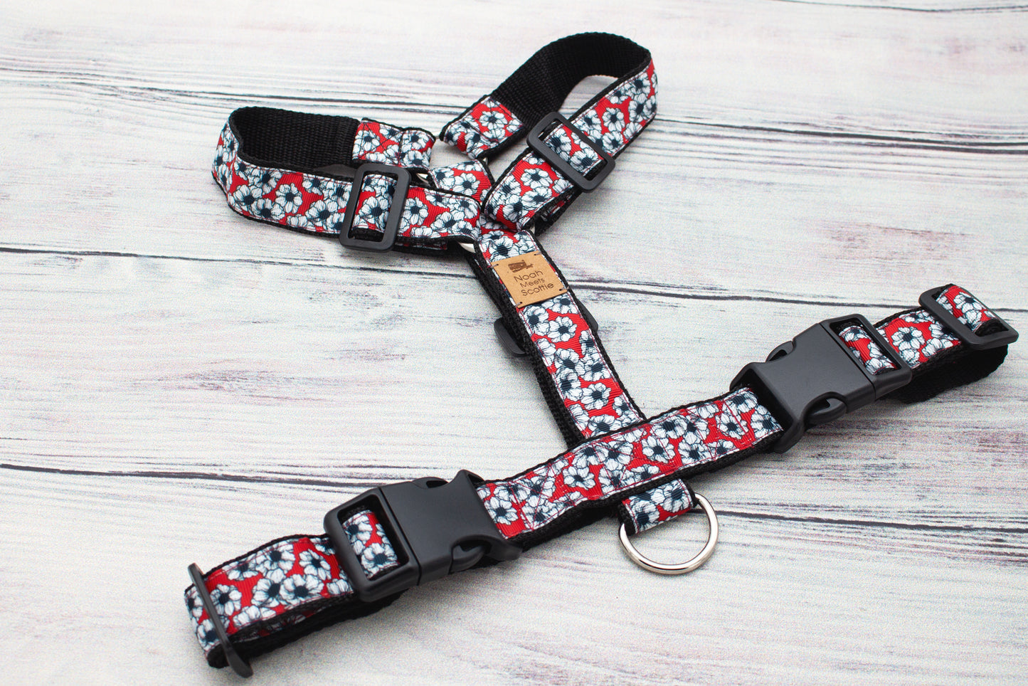 CLAIRE Hundegeschirr mit rotem Hintergrund und weißen Blüten, klassischer Stil