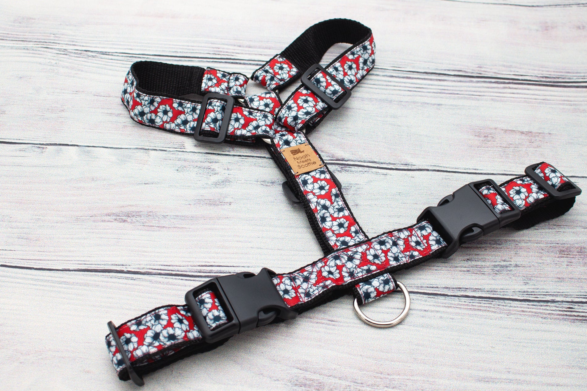 CLAIRE Hundegeschirr mit rotem Hintergrund und weißen Blüten, klassischer Stil