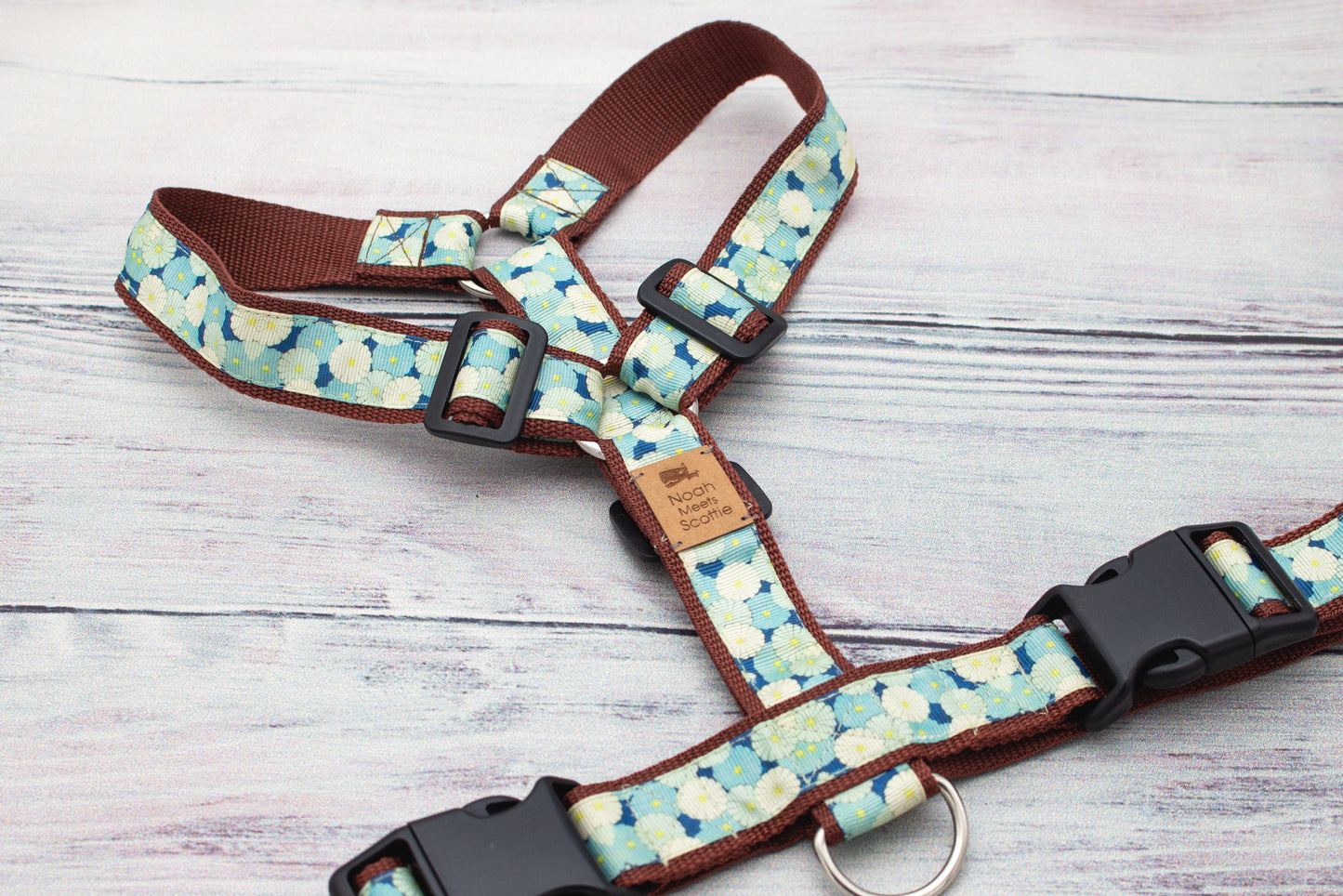 Detailaufnahme Hundegeschirr DAISY DUNE, Blumendesign auf hellblauem Band mit braunem Gurtband