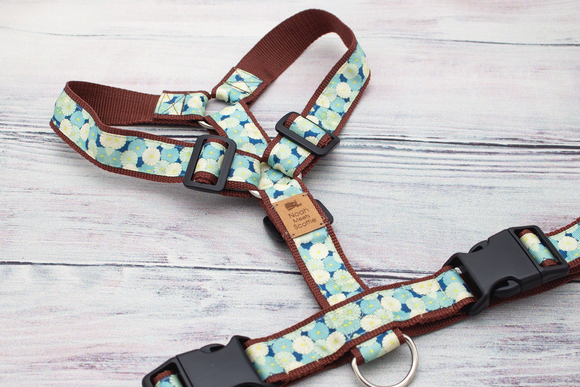 Detailaufnahme Hundegeschirr DAISY DUNE, Blumendesign auf hellblauem Band mit braunem Gurtband