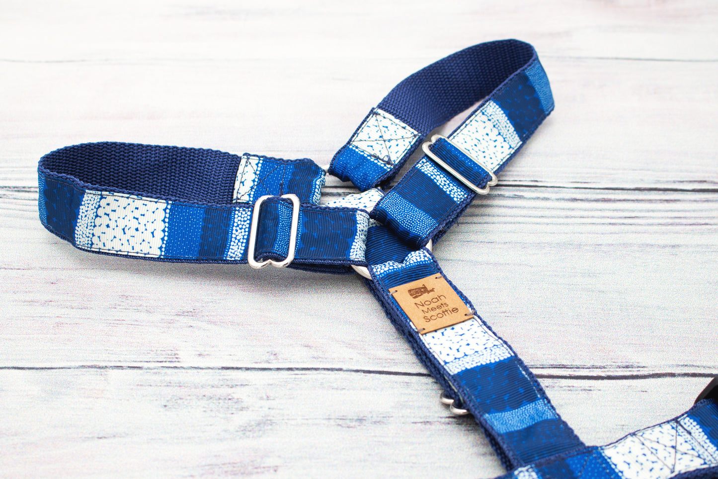 Detailaufnahme Hundegeschirr FROST HARBOR, maritimes Muster in Blautönen