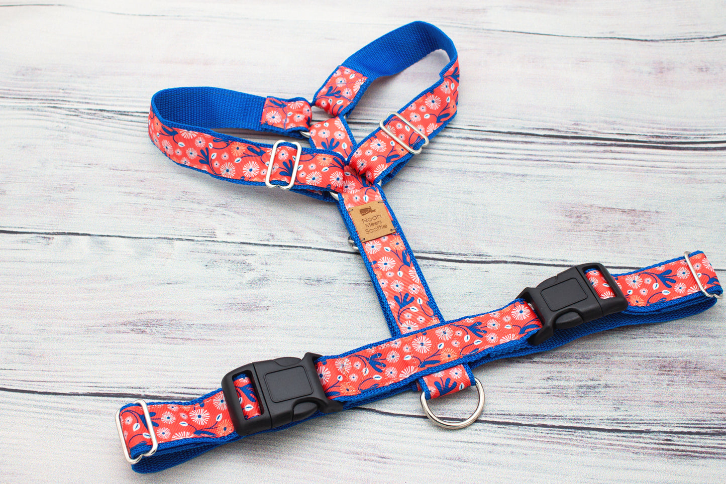 Detailaufnahme Hundegeschirr MIKA, Blumenmuster in Rot, Weiß und Blau mit silberfarbenen Beschlägen