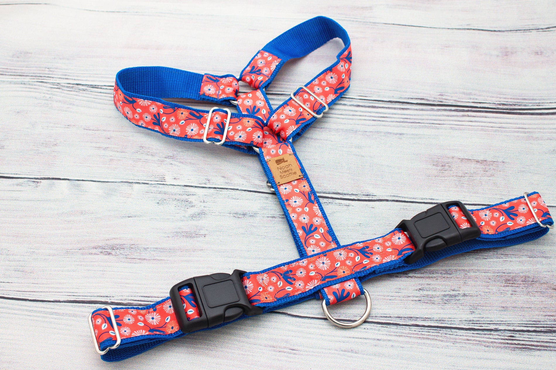 Detailaufnahme Hundegeschirr MIKA, Blumenmuster in Rot, Weiß und Blau mit silberfarbenen Beschlägen