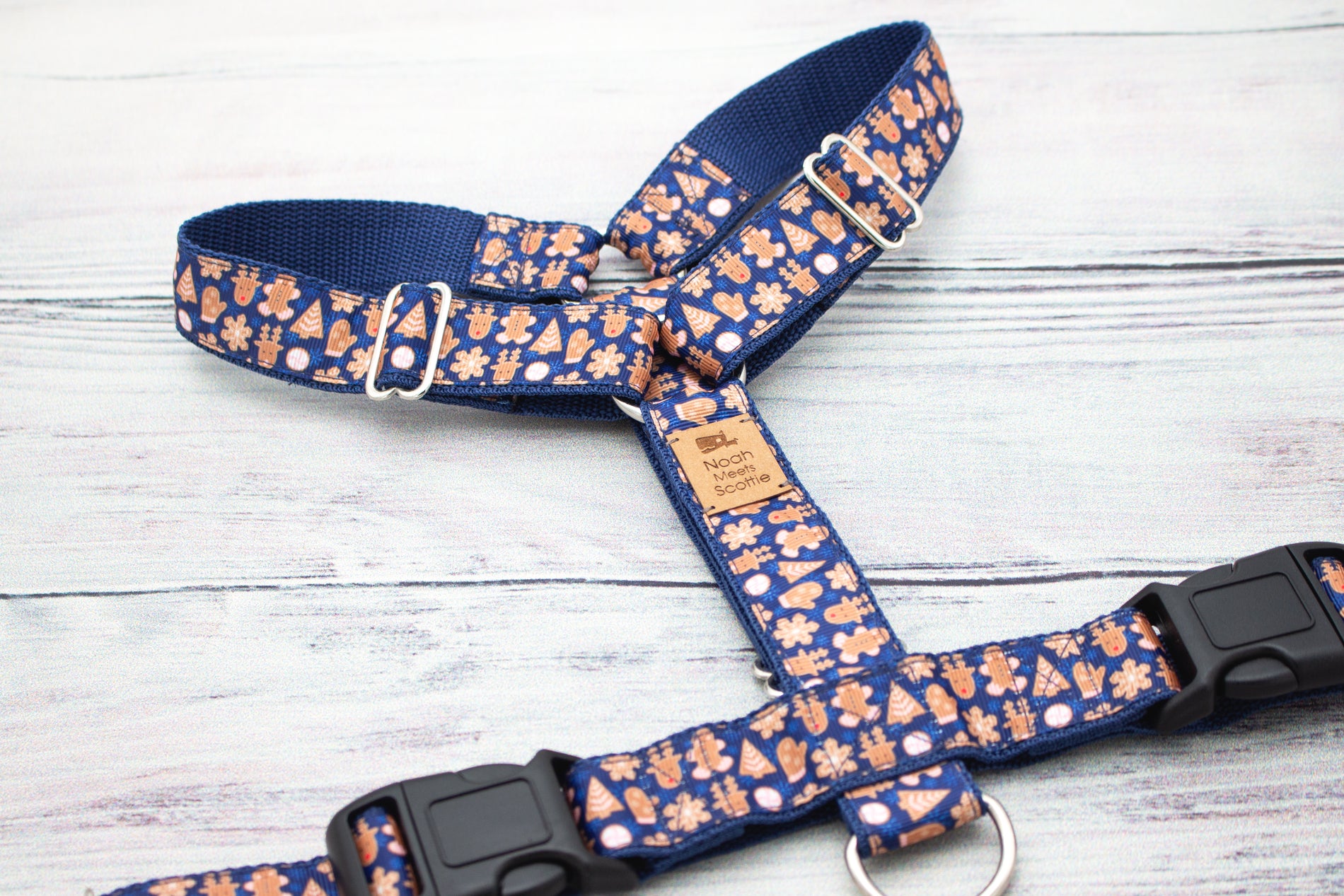 Detail Hundegeschirr MISTER CRUMPLE, Weihnachtsmuster mit Plätzchen, Tannen und Sternen