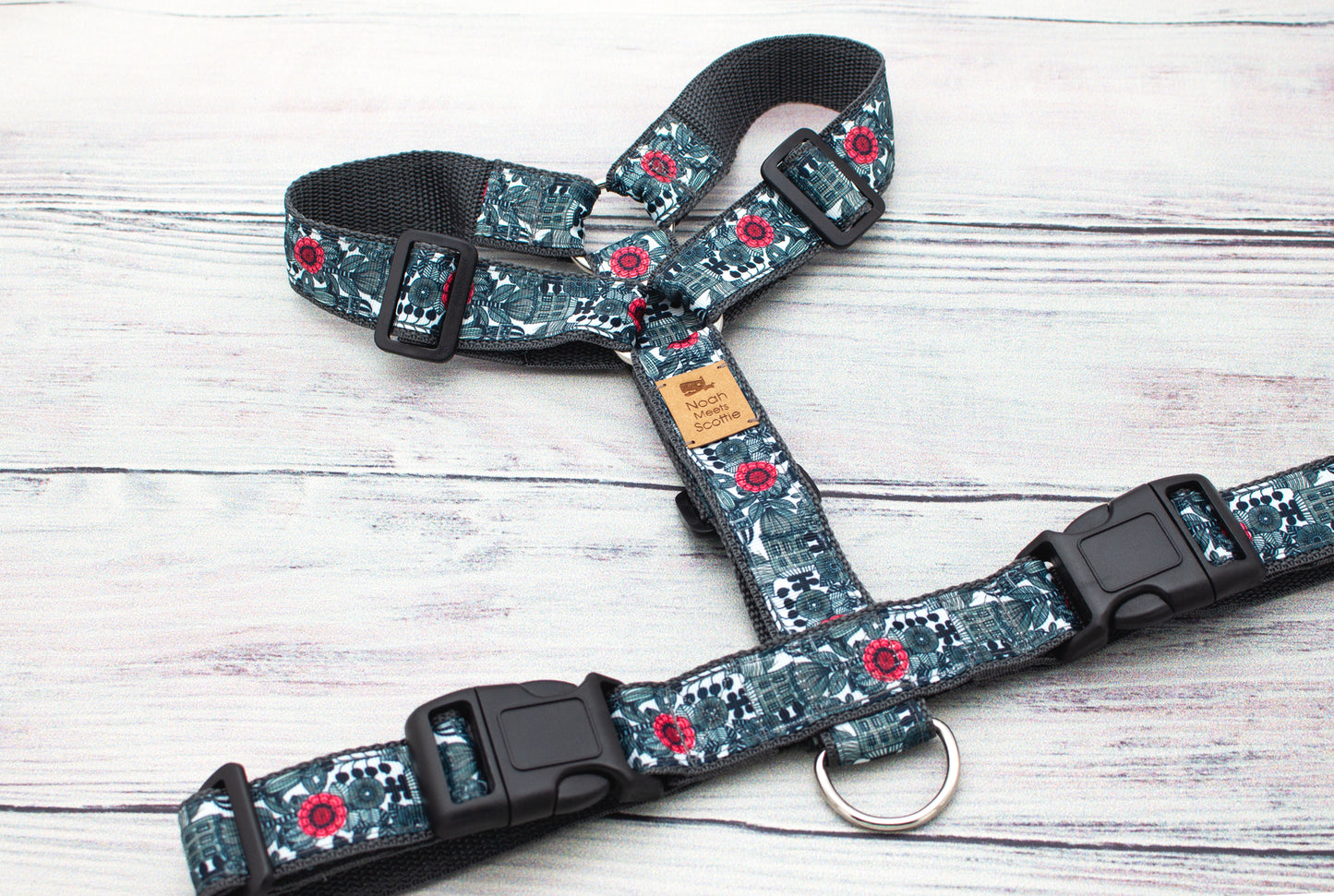 Detail Hundegeschirr MISTER FLINT mit geometrisch-floralem Muster und schwarzen Beschlägen