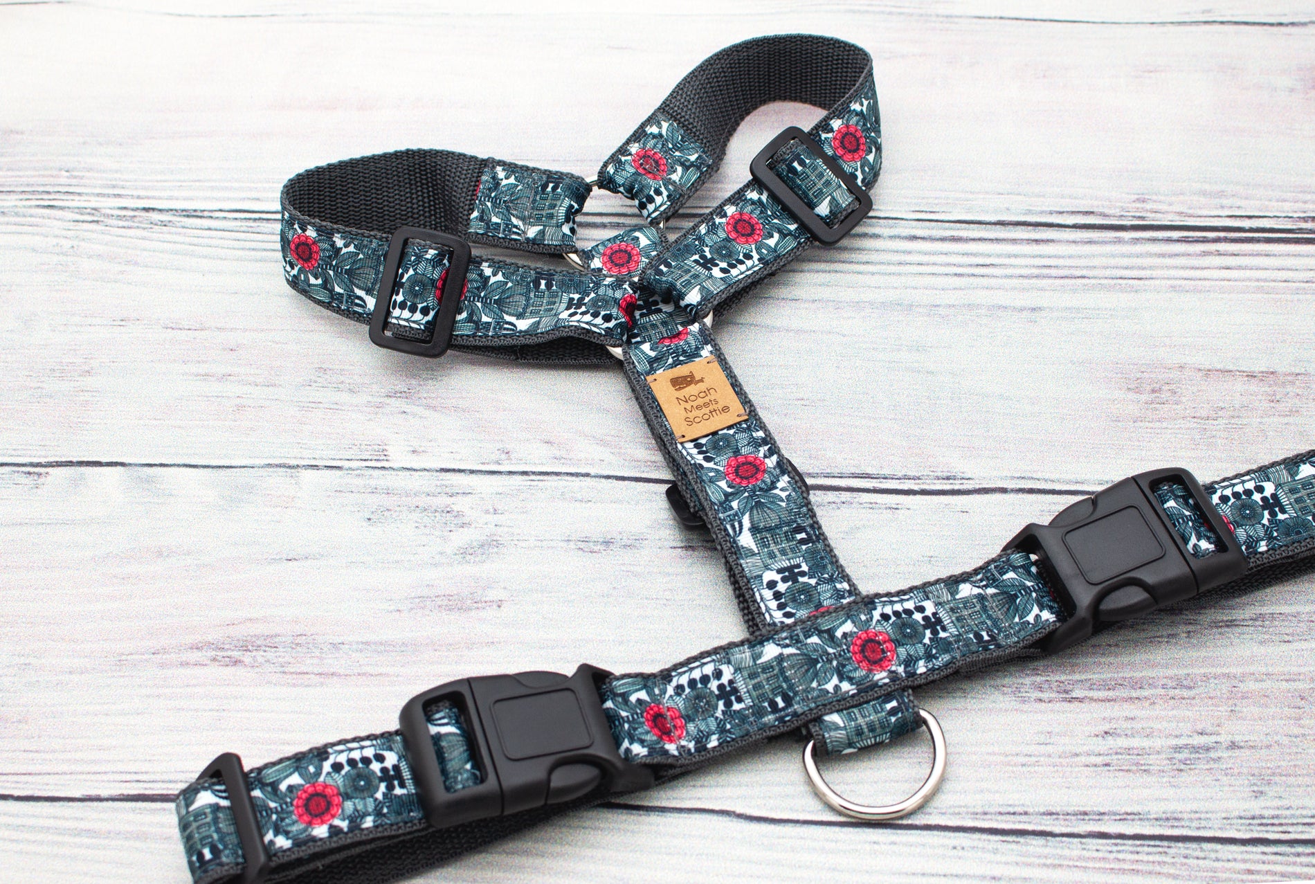 Detail Hundegeschirr MISTER FLINT mit geometrisch-floralem Muster und schwarzen Beschlägen