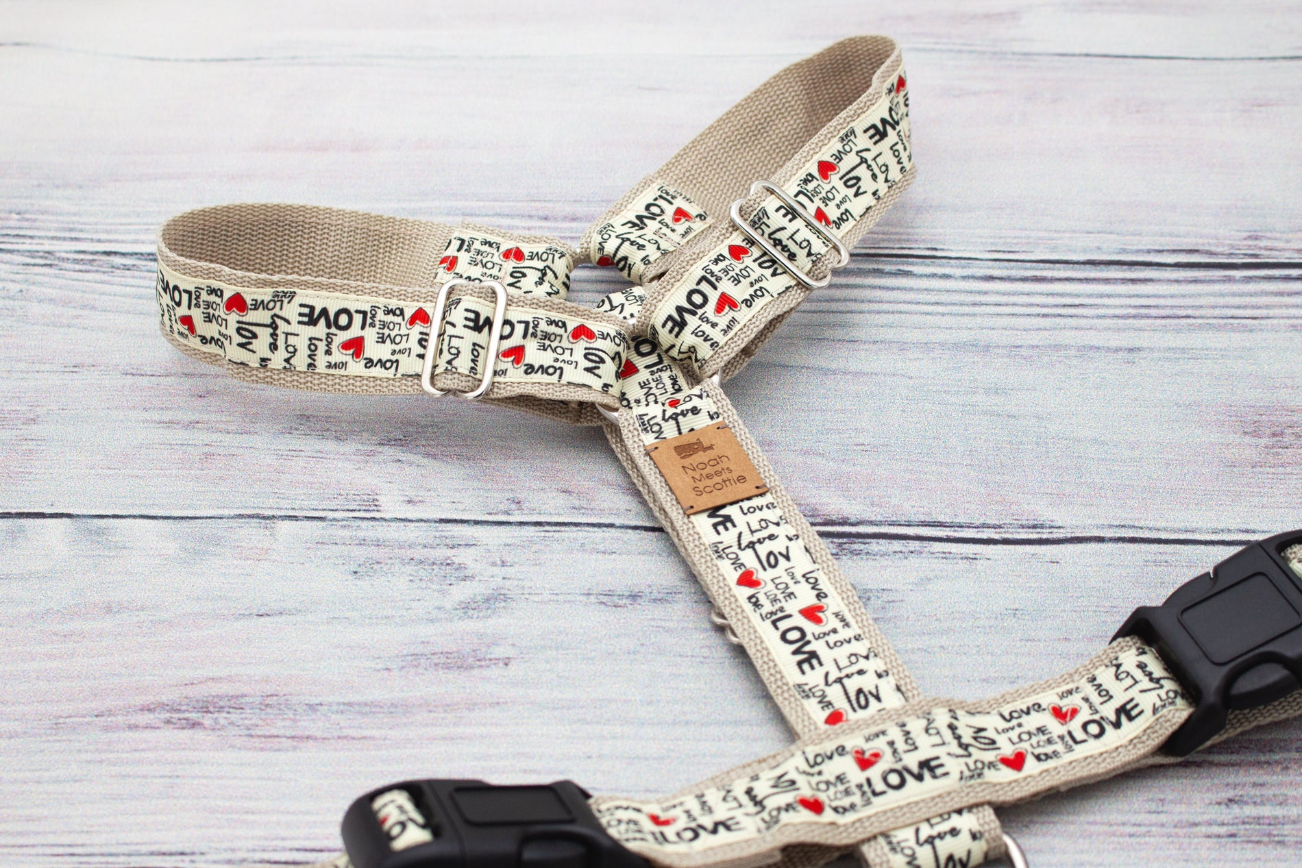 Detailaufnahme Hundegeschirr MISTER LOVEGOOD, LOVE-Schriftzüge und kleine Herzen auf cremefarbenem Band