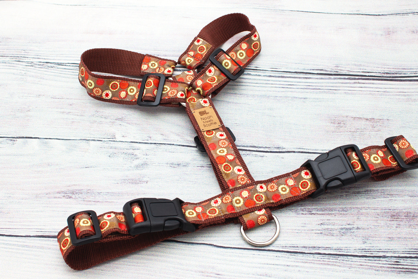 Hundegeschirr NATSUKI mit warmem Blumenmuster in Braun, Orange und Gold, natürliches herbstliches Design