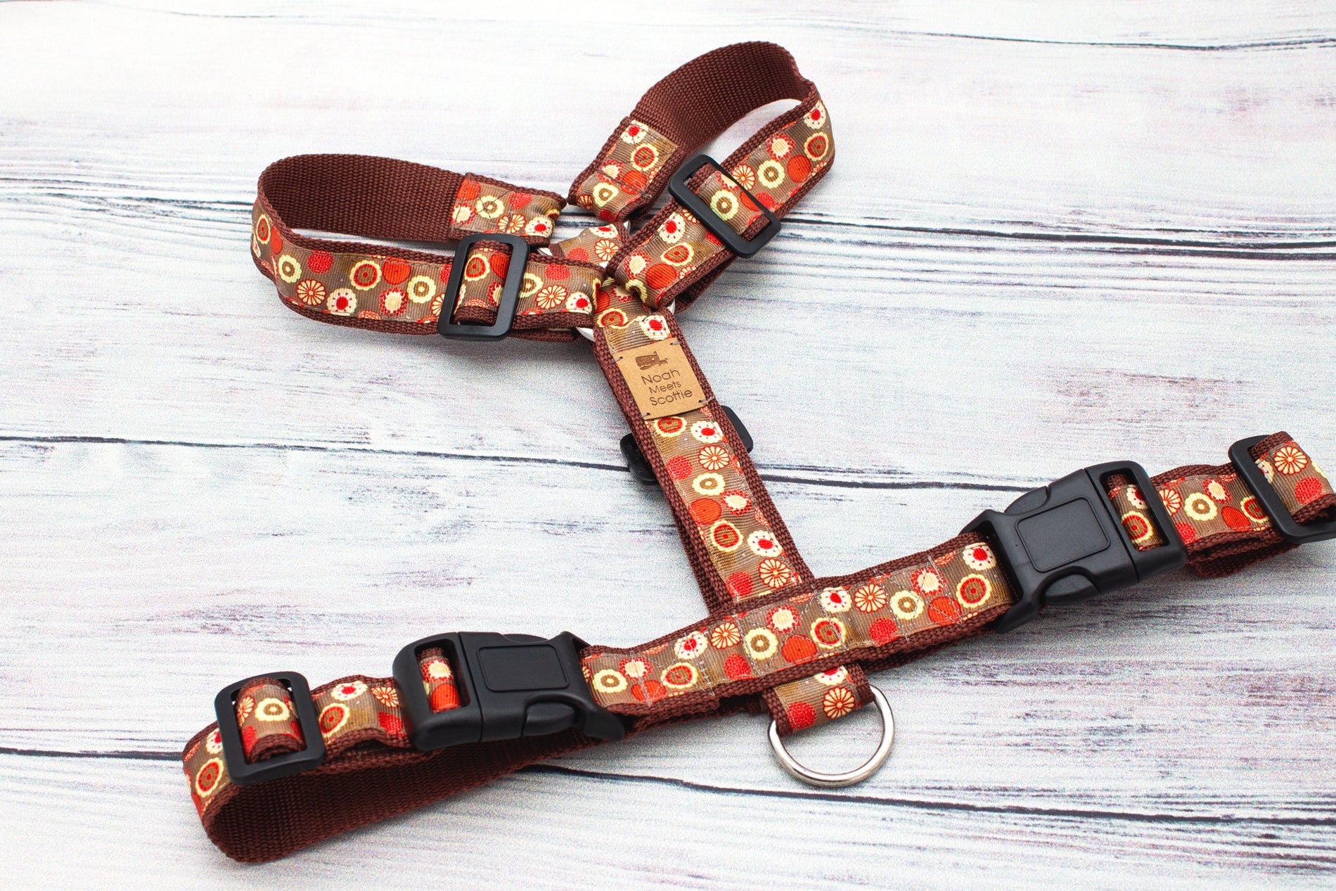Hundegeschirr NATSUKI mit warmem Blumenmuster in Braun, Orange und Gold, natürliches herbstliches Design