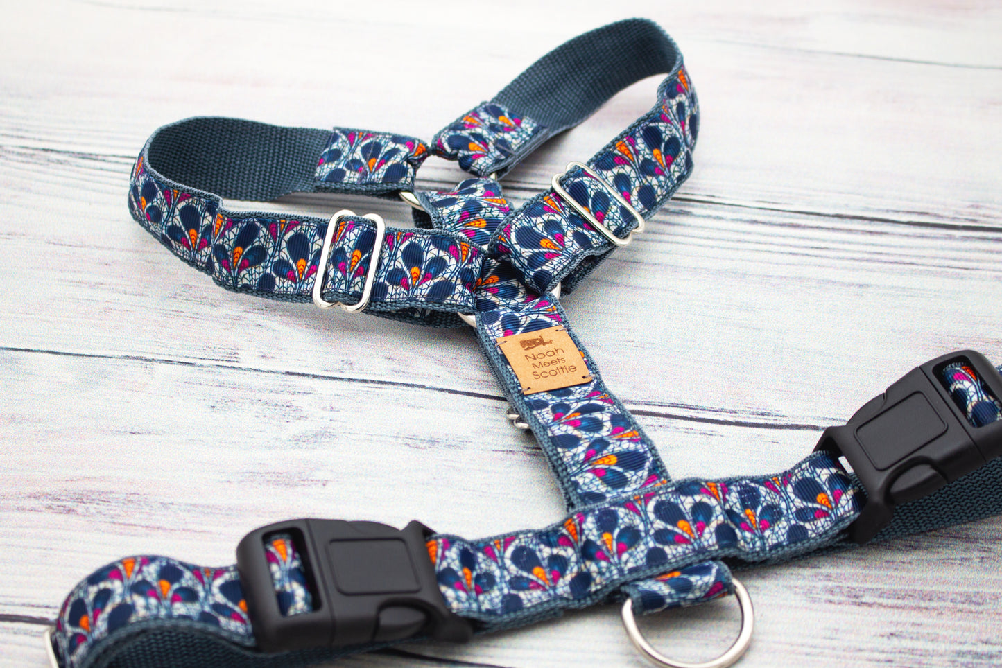 Detail Hundegeschirr PAWCASSO, modernes geometrisches Design mit Metallringen