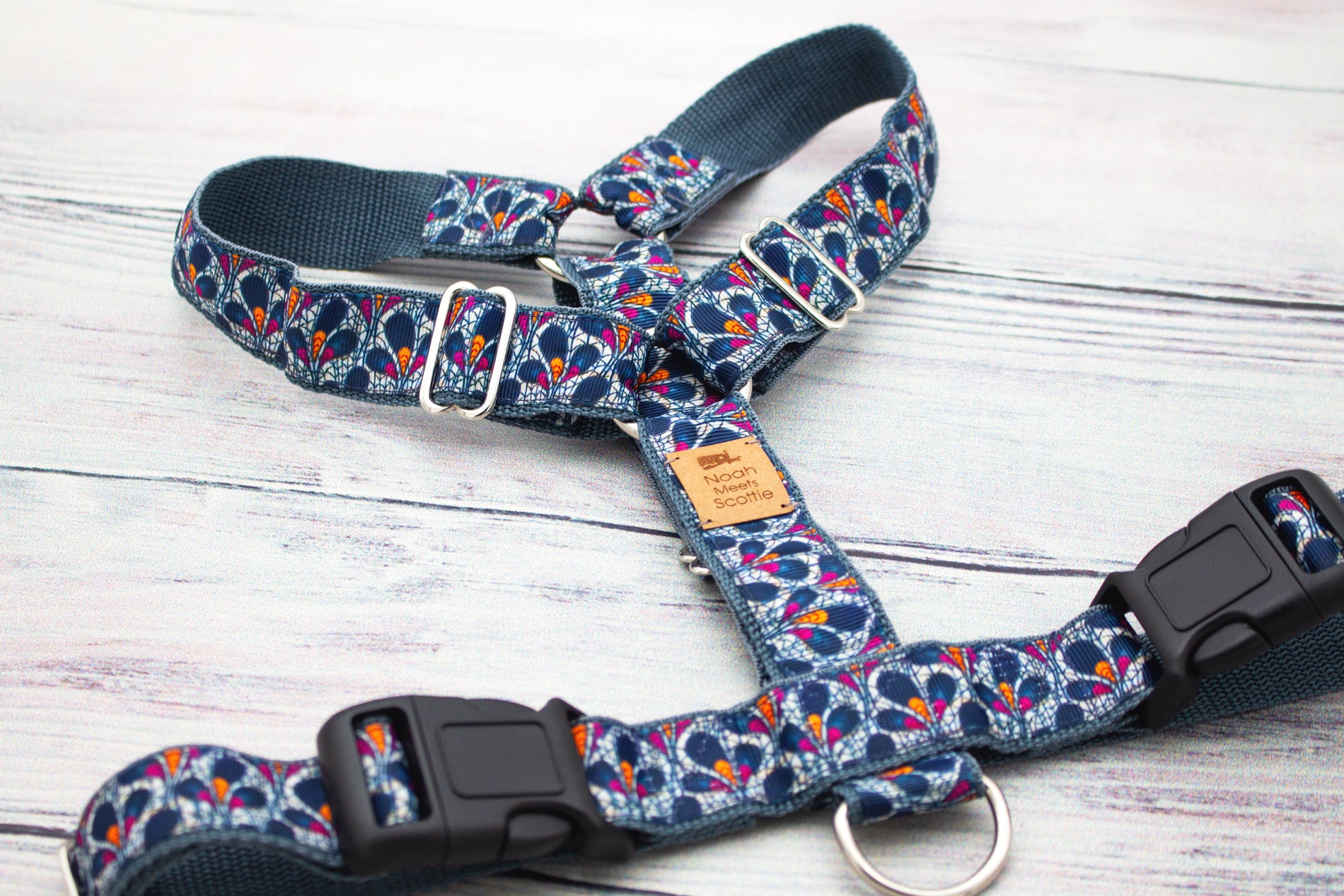 Detail Hundegeschirr PAWCASSO, modernes geometrisches Design mit Metallringen