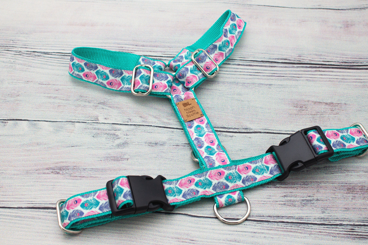 Detail Hundegeschirr PHEONY PLUME, farbenfrohes Pfauenmuster mit türkisfarbener Einfassung