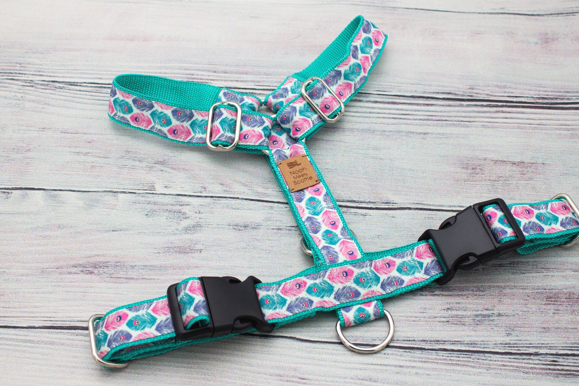 Detail Hundegeschirr PHEONY PLUME, farbenfrohes Pfauenmuster mit türkisfarbener Einfassung