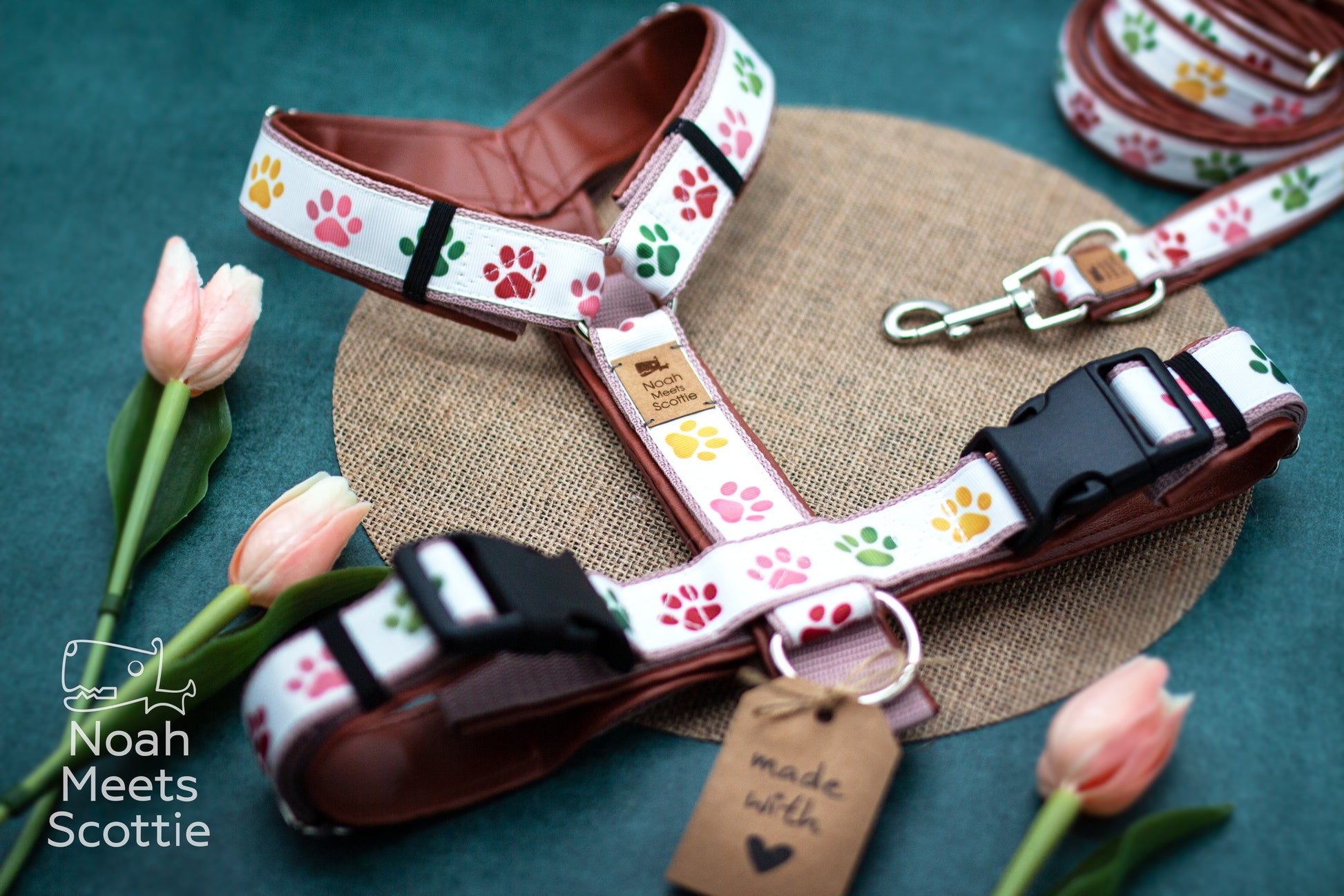 Pfoten Hundegeschirr mit rosébraunem Kunstleder und bunten Pfotenabdrücken in Rosa, Grün und Gelb