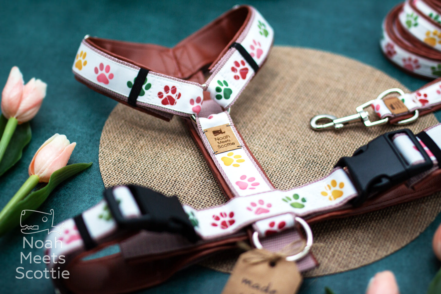 Hundegeschirr mit Pfotenmuster in Rosa, Rot, Grün und Senfgelb für Hunde