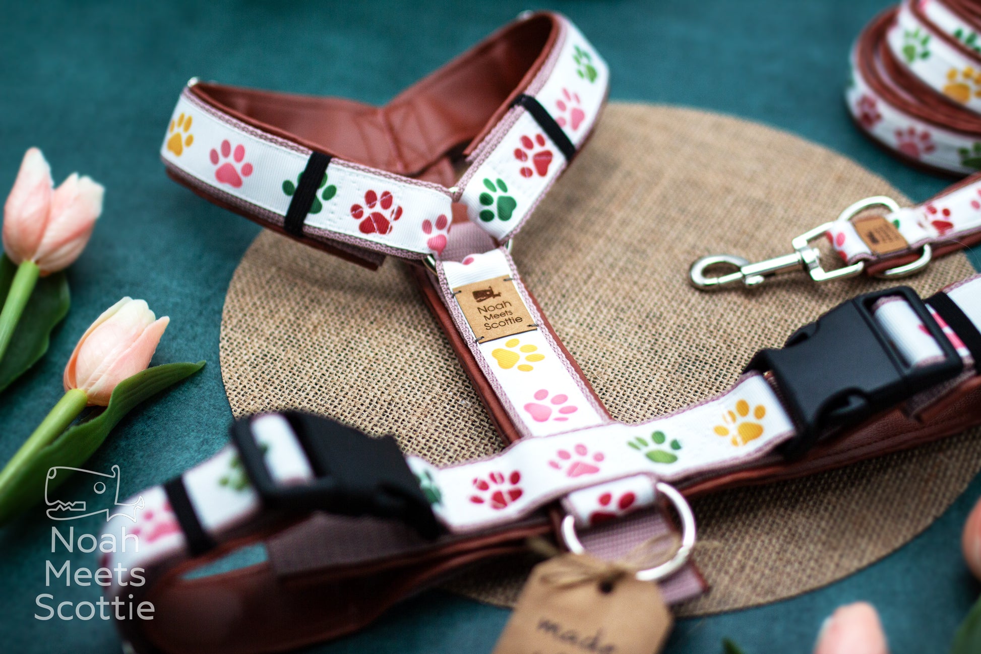Hundegeschirr mit Pfotenmuster in Rosa, Rot, Grün und Senfgelb für Hunde