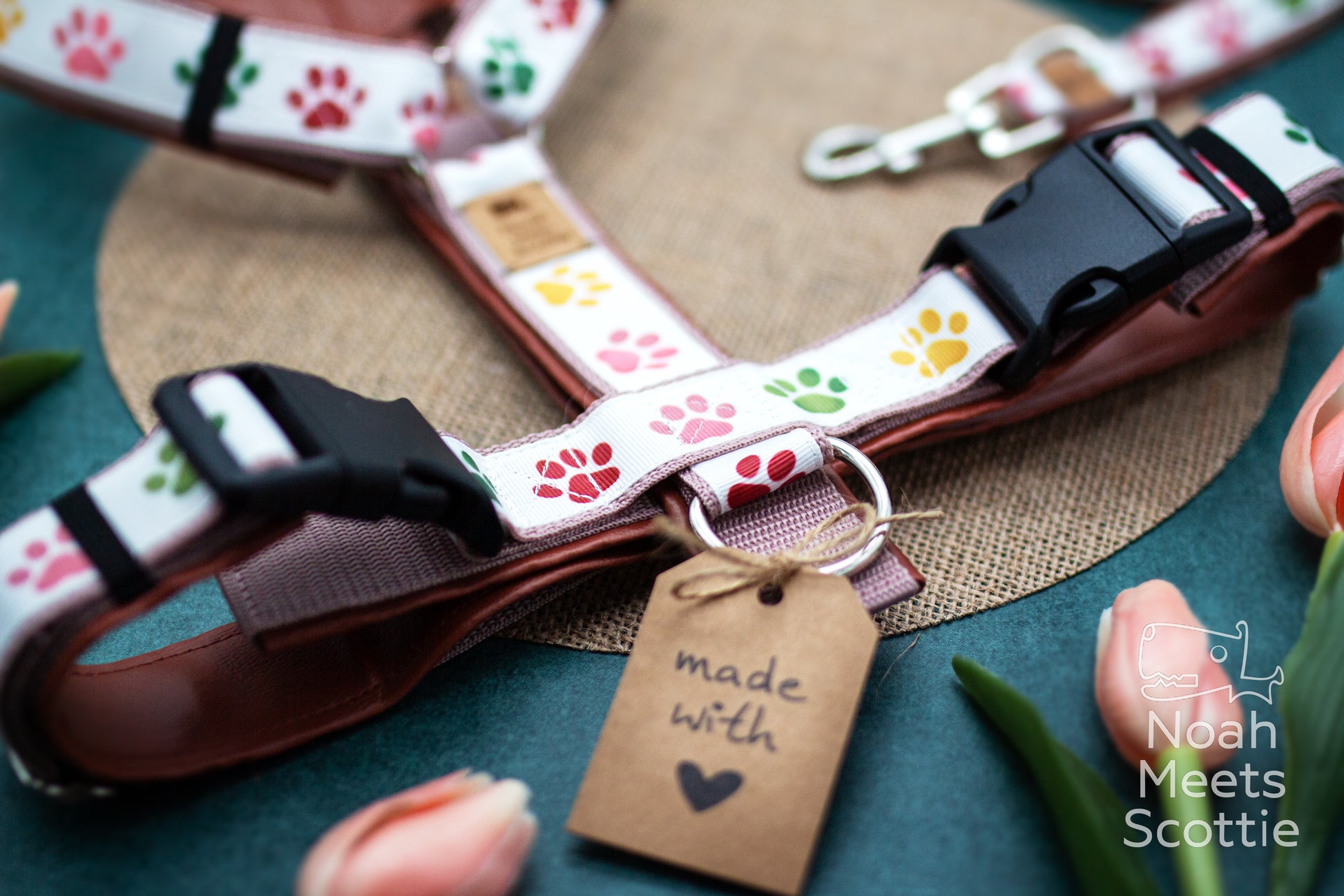 Pfoten Hundegeschirr mit rosébraunem Kunstleder und bunten Pfotenabdrücken in Rosa, Grün und Gelb