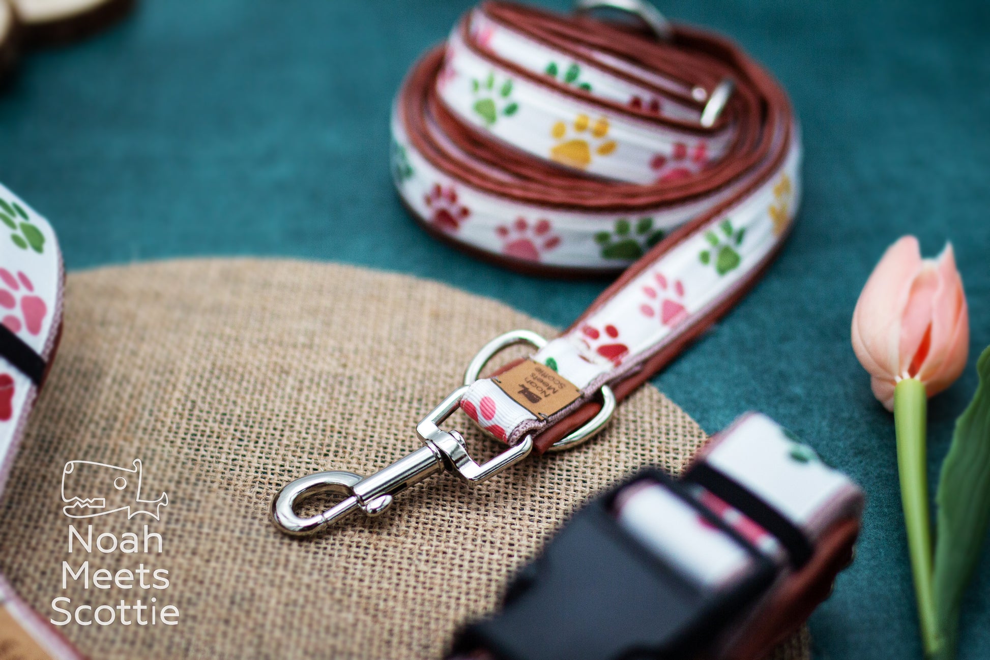 PIPPA PAWS Hundegeschirr mit buntem Pfotenprint und warmem rosébraunem Kunstleder
