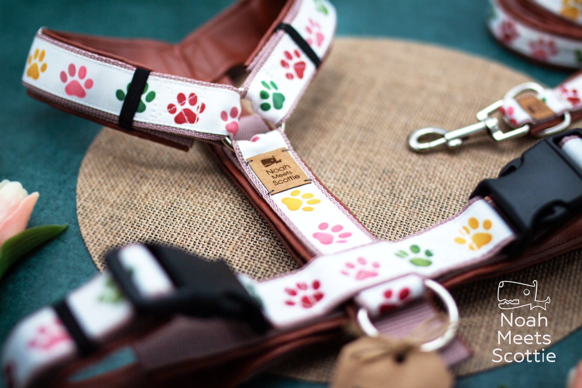 Hundegeschirr PIPPA PAWS mit buntem Pfotenmuster in Rosa, Rot, Grün und Senfgelb auf hellem Grund