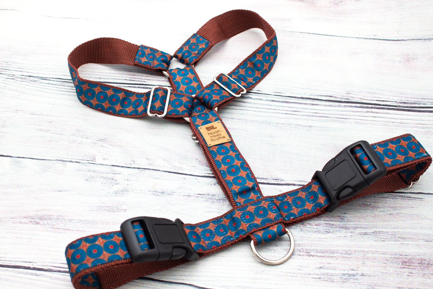 Retro Hundegeschirr SPOTSPROCKET, blau-rotes Kreismuster mit braunem Gurtband, robust, farbecht und individuell gestaltet