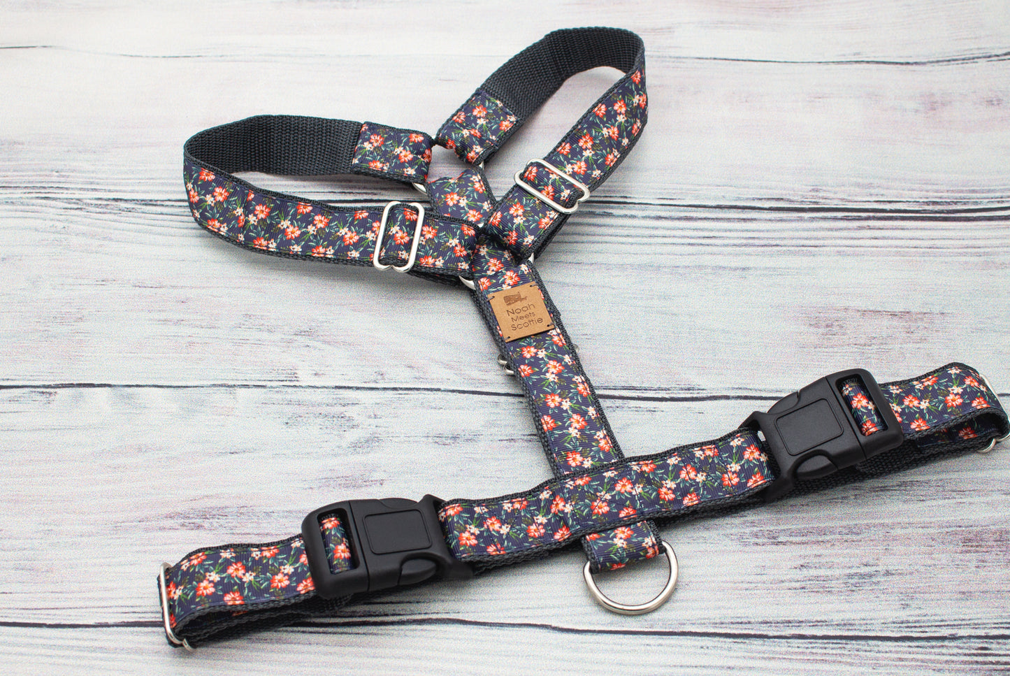 Detail Hundegeschirr WILLOW RUE, zartes Blumenmuster mit Silberringen und dunklem Gurtband