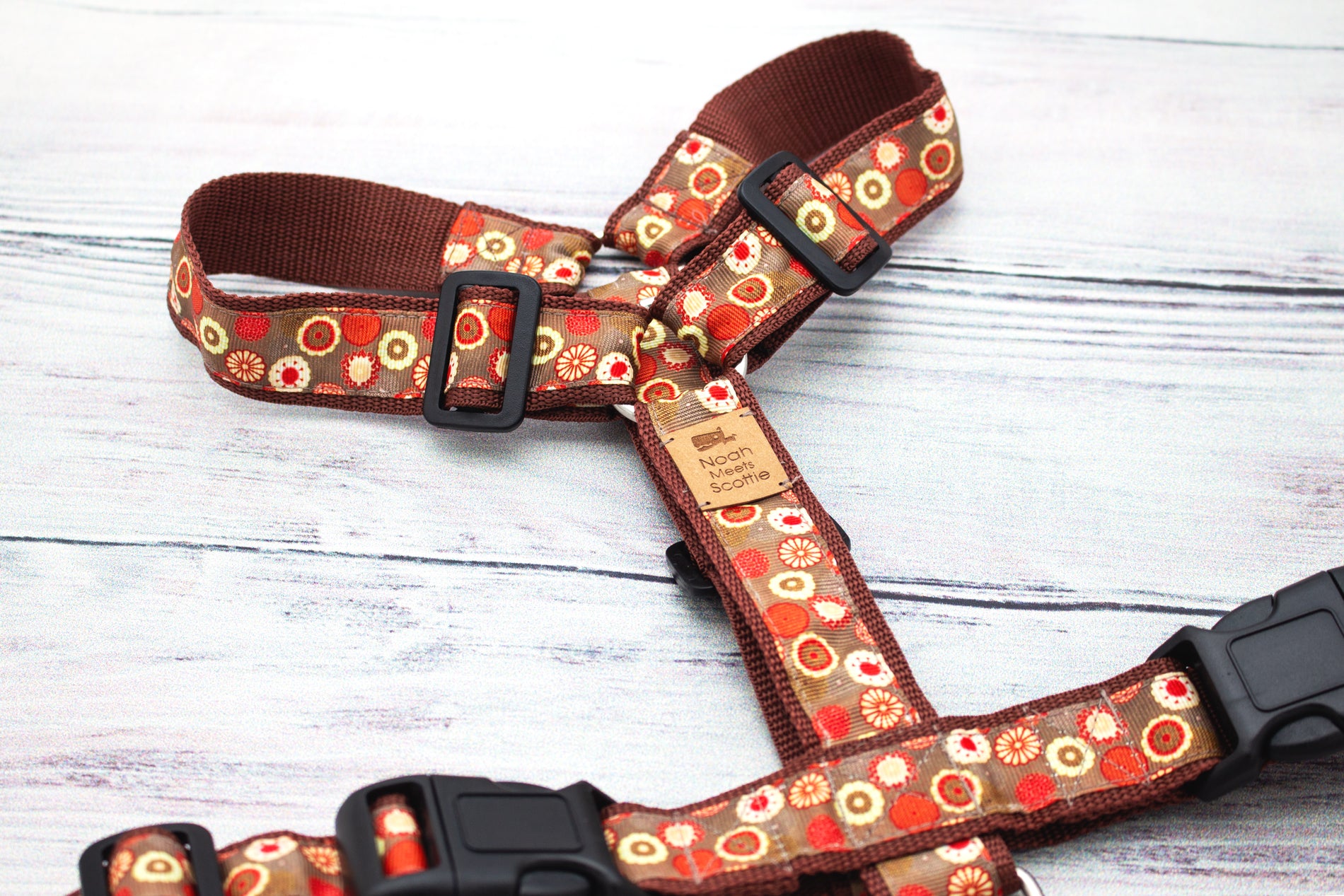 Hundegeschirr NATSUKI mit warmem Blumenmuster in Braun, Orange und Gold, natürliches herbstliches Design