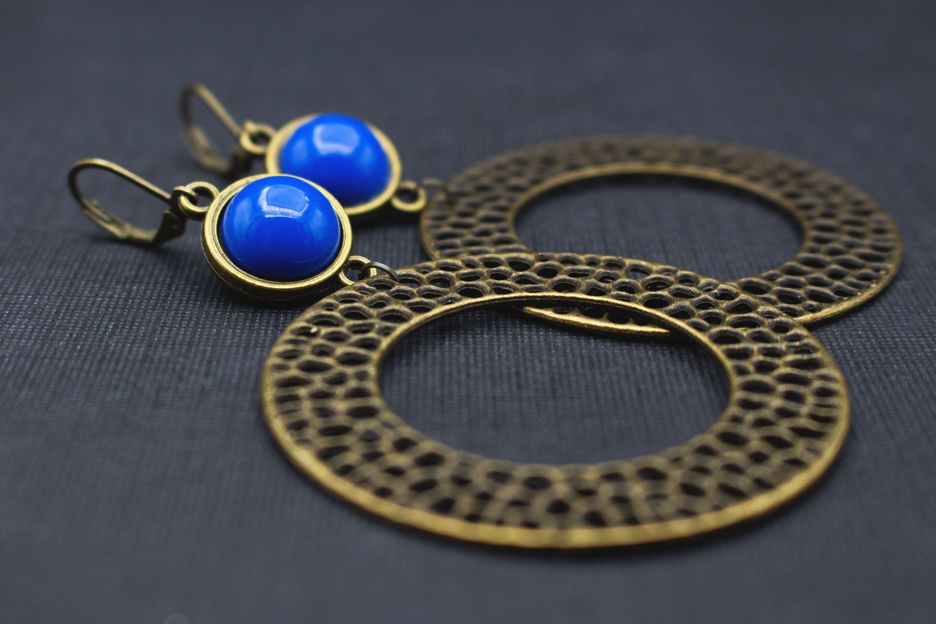 Aztekenstil Ohrringe mit royalblauem Cabochon und bronzefarbenem Anhänger