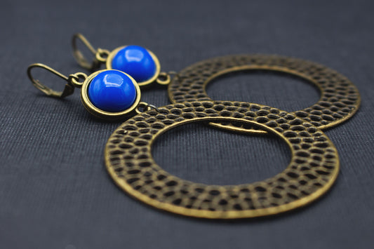 Aztekenstil Ohrringe mit royalblauem Cabochon und bronzefarbenem Anhänger