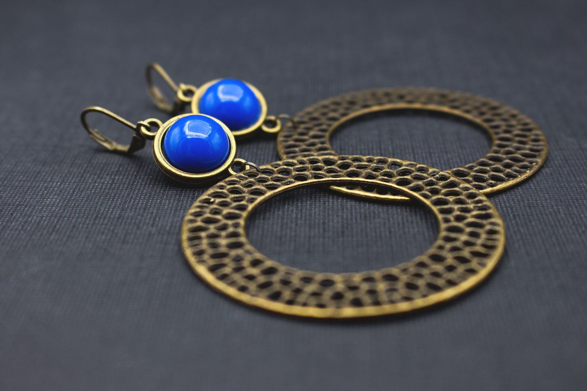 Seitenansicht von Aztekenstil Ohrringen in Royalblau mit bronzefarbenem Anhänger