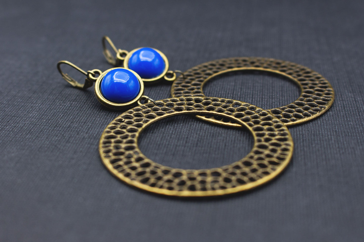Detailaufnahme von Aztekenstil Ohrringen mit royalblauem Cabochon und Aztekenmuster