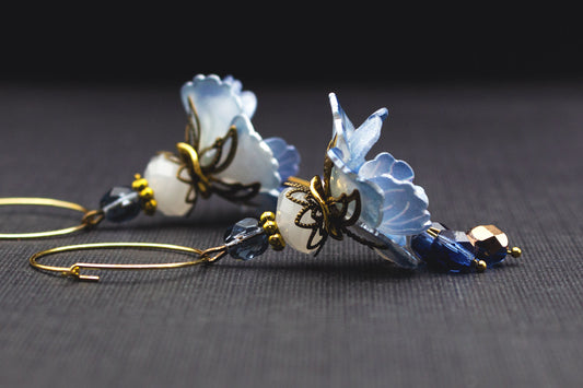 Blüten-Creolen in Blau, Weiß und Gold mit Glas- und Acrylperlen – 7 cm