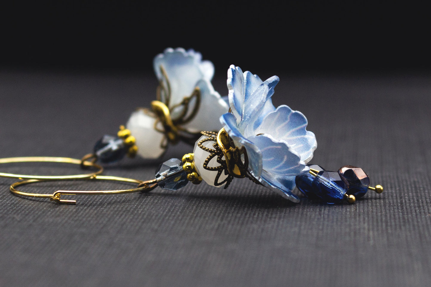 Romantische Blüten-Creolen mit Glas- und Acrylperlen in Blau, Weiß und Gold – 7 cm