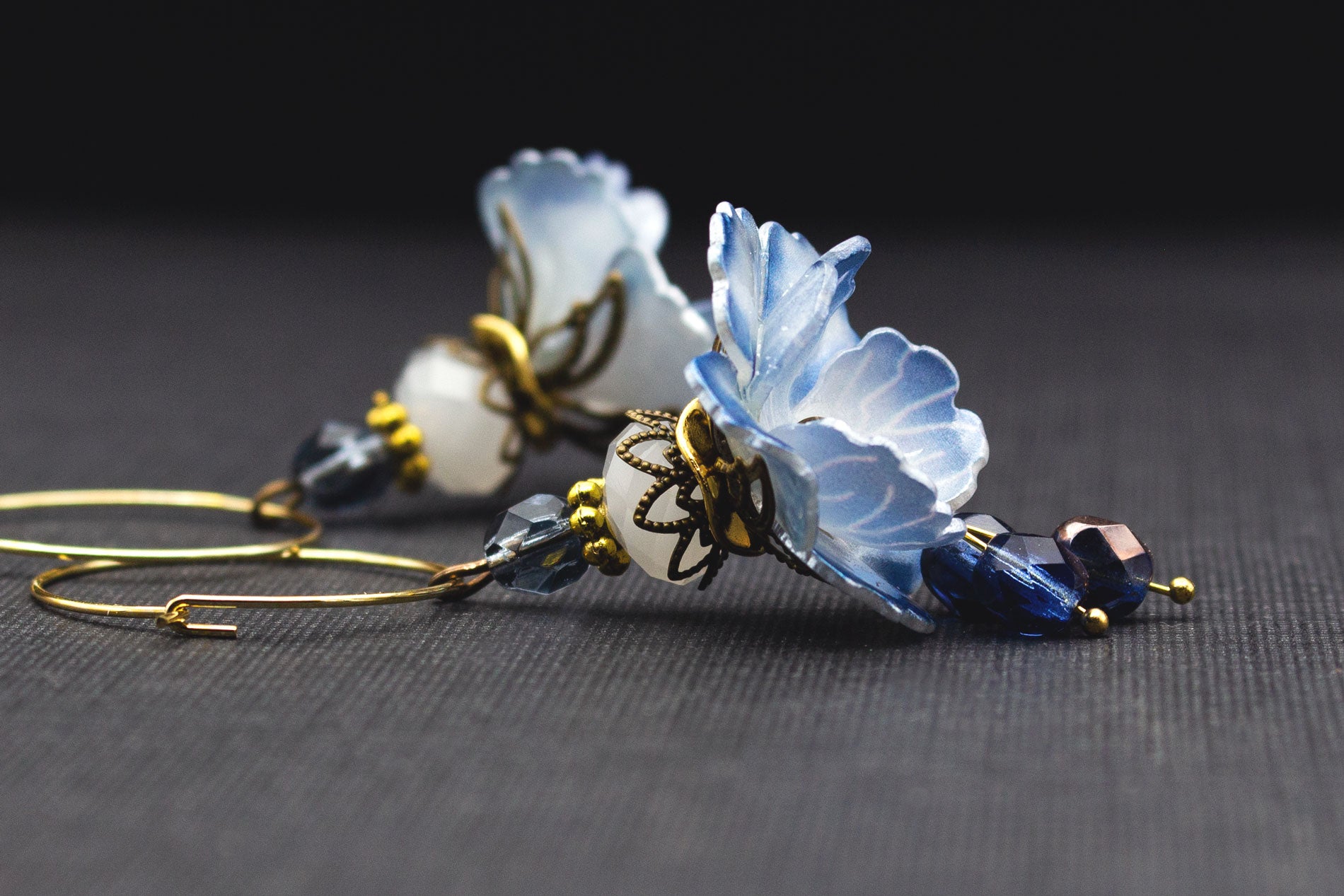 Romantische Blüten-Creolen mit Glas- und Acrylperlen in Blau, Weiß und Gold – 7 cm