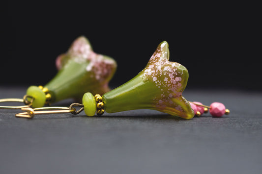 Blüten Creolen Ohrringe Olivgrün mit Rosa Glasperlen – romantischer Boho Schmuck