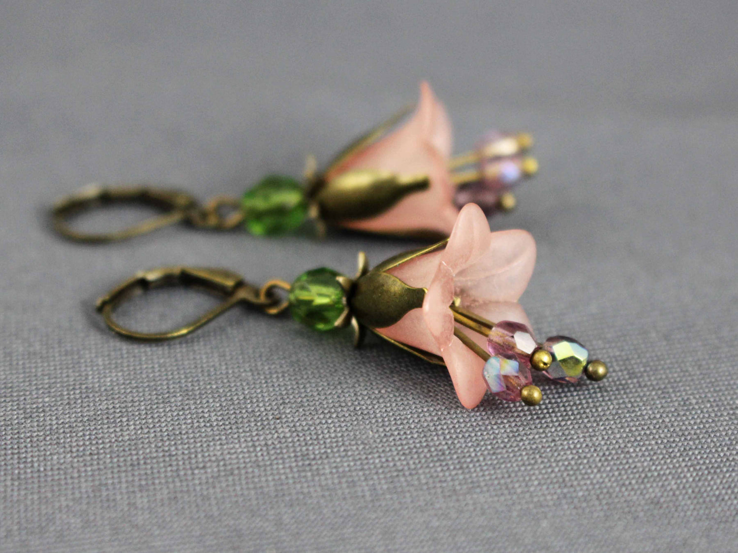 Blütenohrringe in Rosa und Olivgrün – romantischer Schmuck in Antik Bronze