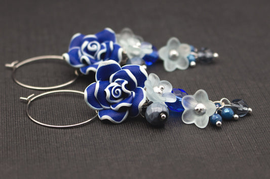 Blütenohrringe in Dunkelblau und Weiß mit Fimo-Blumen und Glasperlen