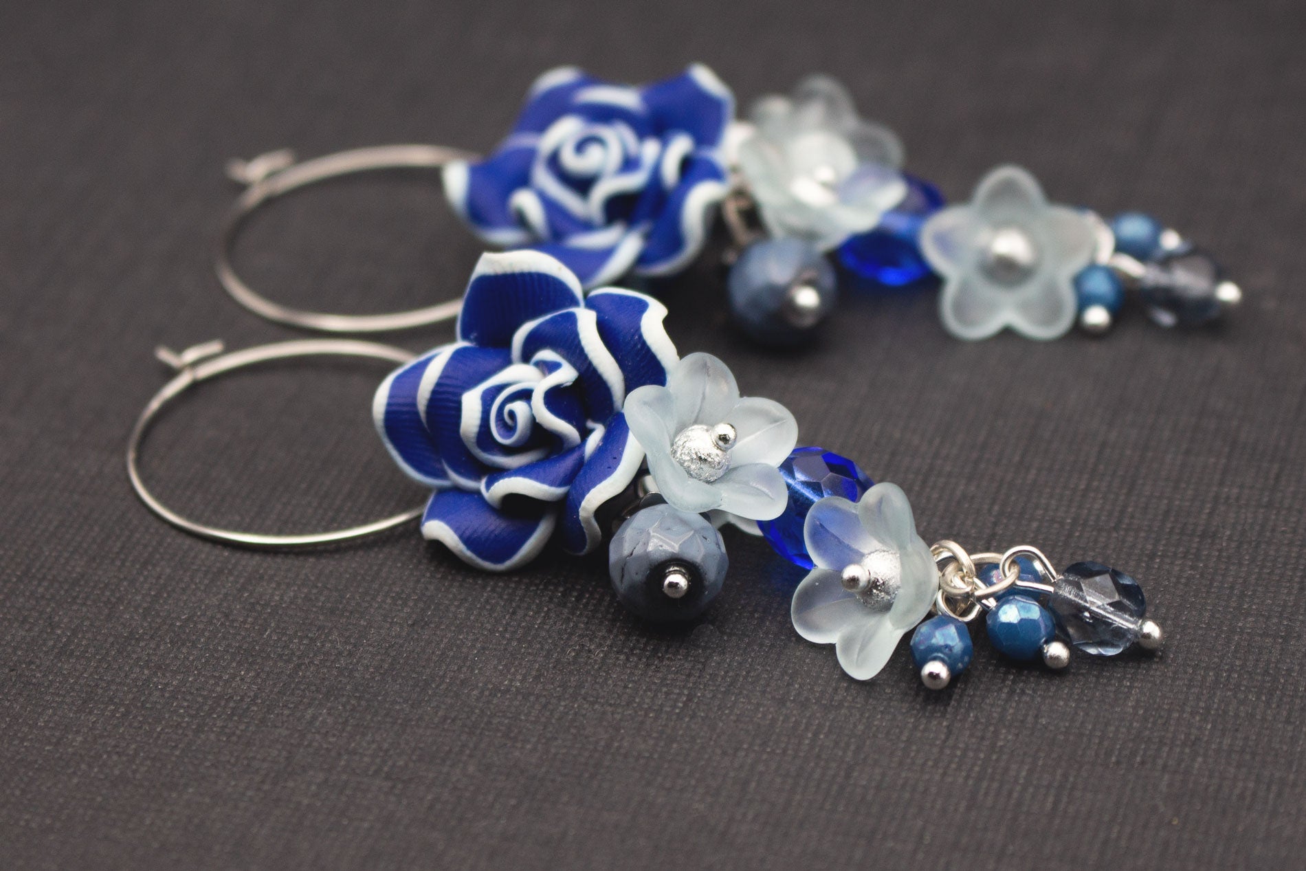 Elegante Blütenohrringe in Dunkelblau und Weiß, romantischer Brautschmuck
