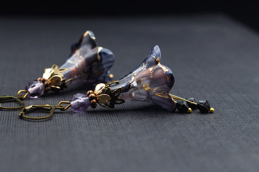 Blütenohrringe in Flieder und Lila mit Glasperlen in Schwarz und bronze-goldenen Details