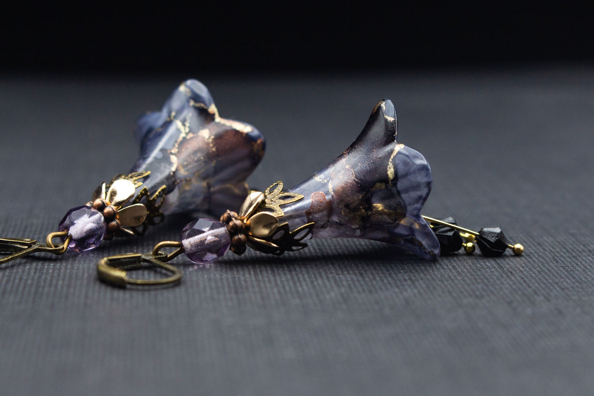 Elegante Blütenohrringe in Flieder, Lila und Schwarz mit Vintage-Details in Bronze