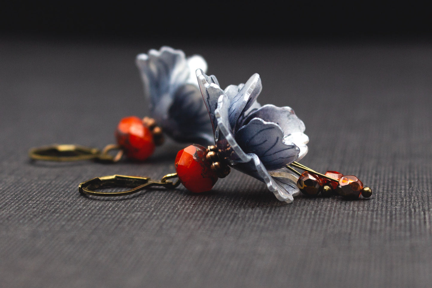 Detailansicht elegante Blütenohrringe in Grau mit Rot und Bronze-Orange