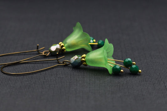 Blütenohrringe in Lindgrün und Dunkelgrün mit Glasperlen, eleganter Ohrschmuck für Damen
