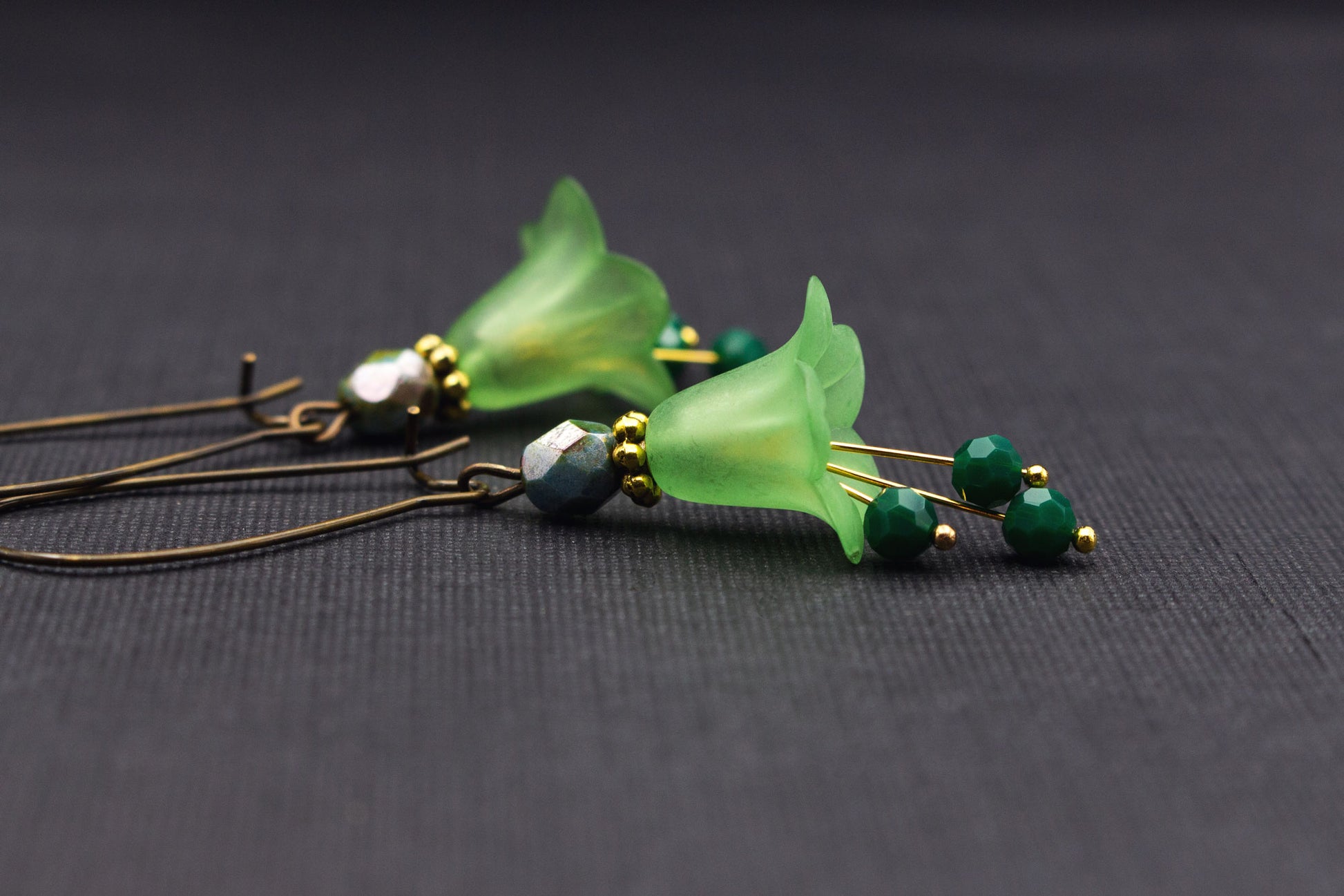 Grüne Blütenohrringe mit Glasperlen in Lindgrün und Dunkelgrün, romantischer Ohrschmuck für Hochzeit und Alltag