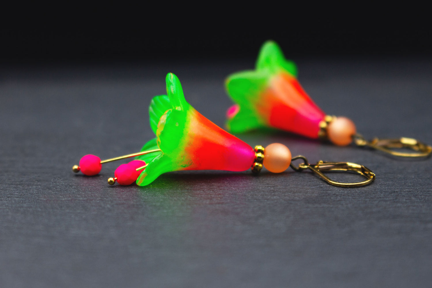 Handbemalte Blütenohrringe in Neonfarben mit Glasperlen für Sommer und Festival