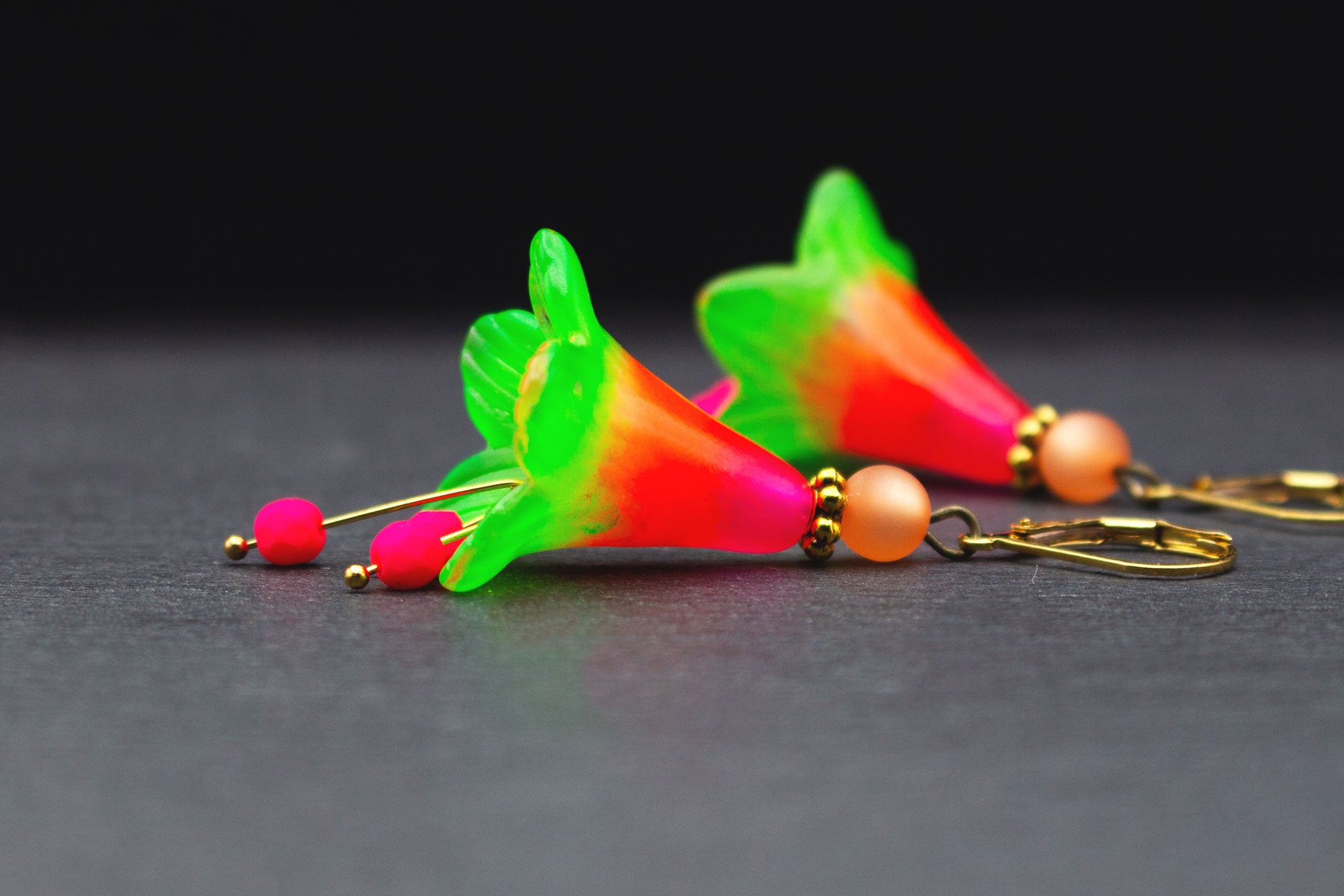 Ohrhänger in Neonfarben mit Blüten, romantischer und auffälliger Sommerschmuck