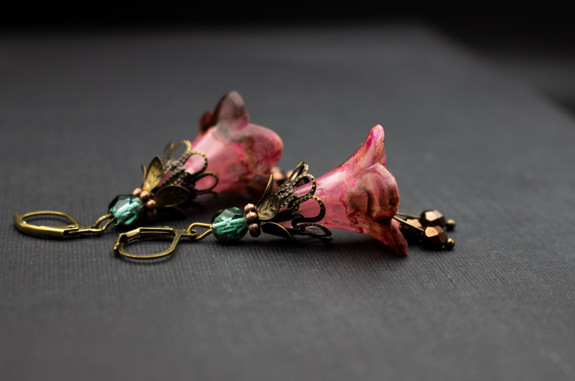 Elegante Blütenohrringe Rosa Pink Braun – Schmuck mit grünen Glasdetails