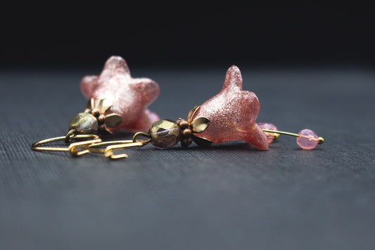 Blütenohrringe Altrosa mit Glitzer und Glasperlen – romantischer Ohrschmuck in Gold und Bronze